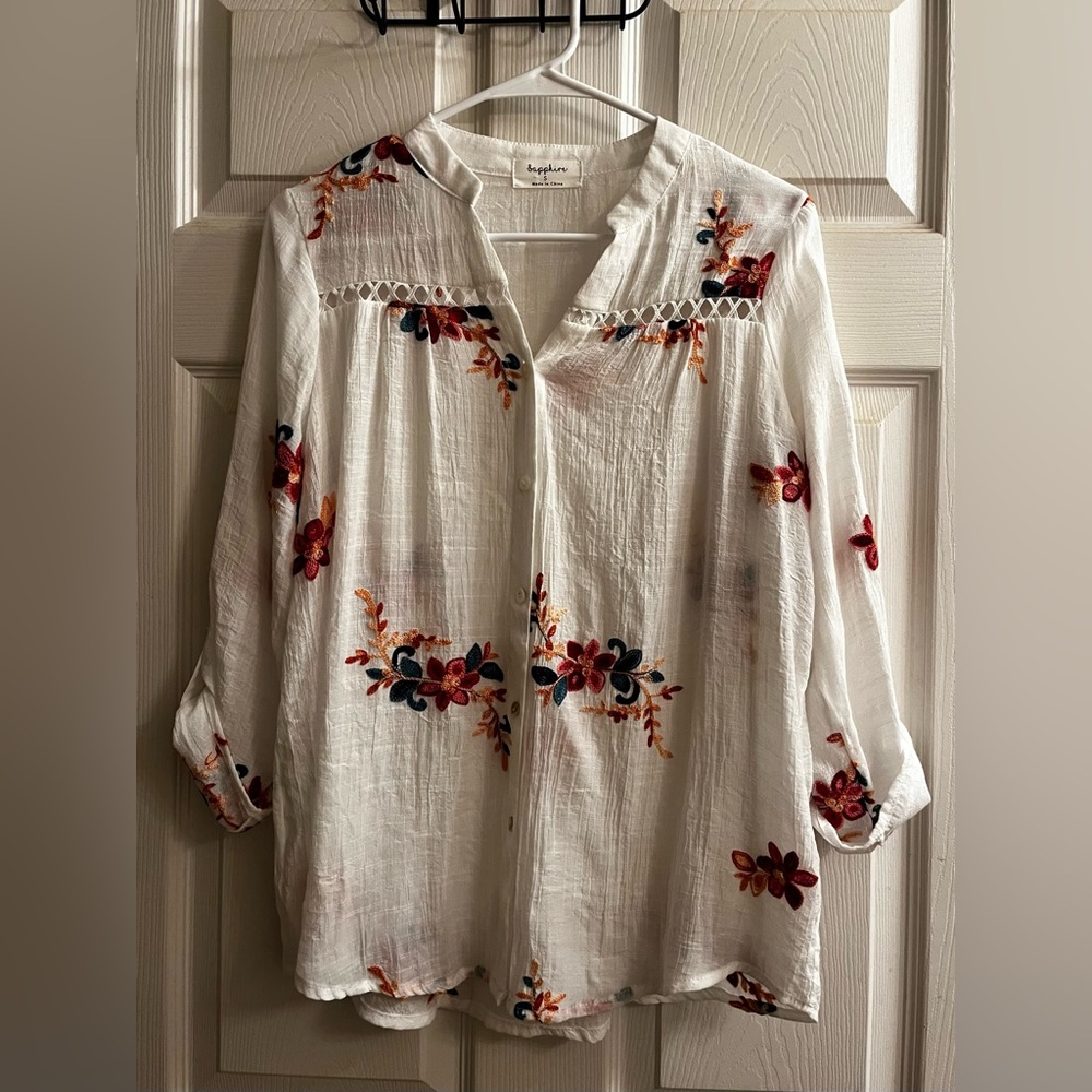 SAPPHIRE~EMBROIDERED WHITE BLOUSE~NWT~SM